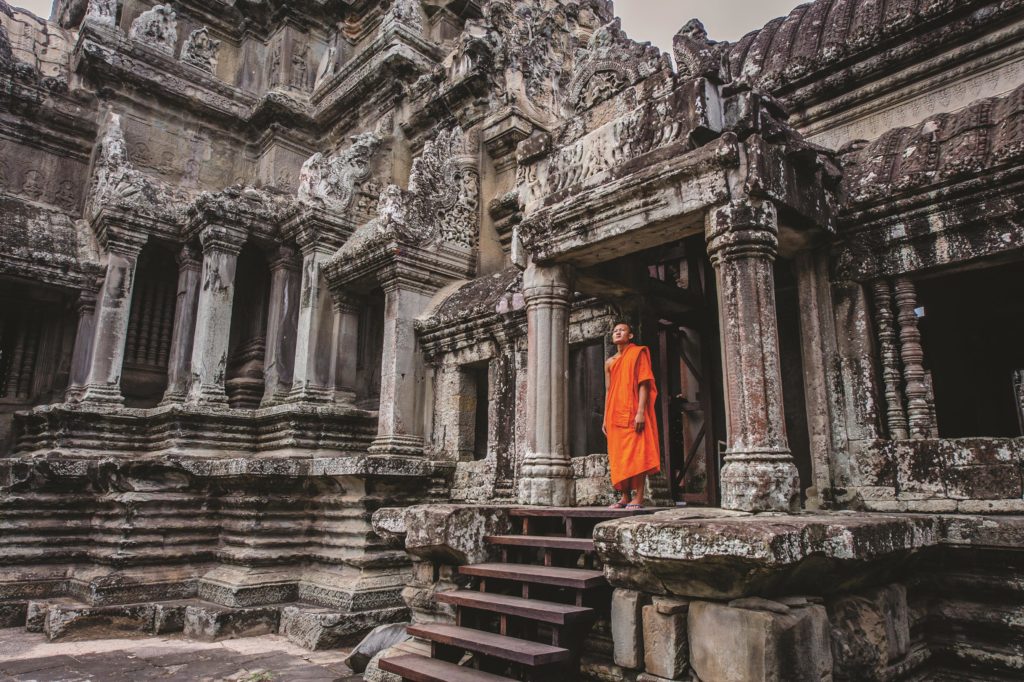 Monk_at_Angkor_Wat