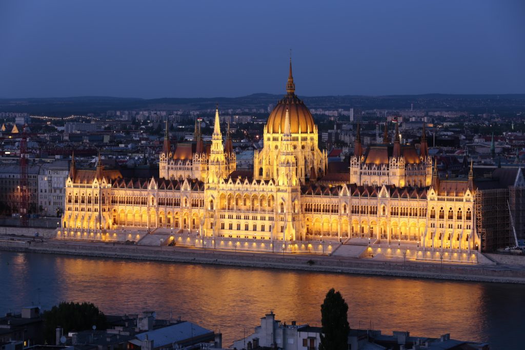Parliament_in_the_evening_Budapest